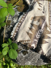 Load image into Gallery viewer, Southwest Blanket 27b
